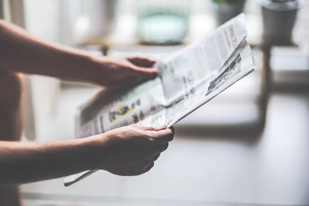 persoon leest de krant