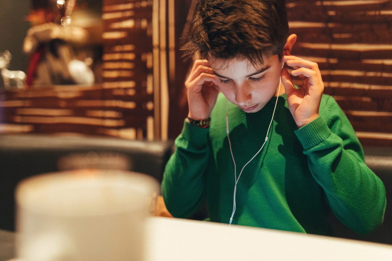 Een jong kind luistert naar muziek