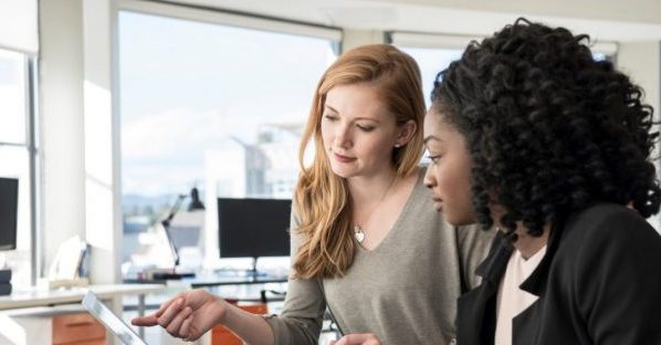 Twee vrouwen zijn in overleg