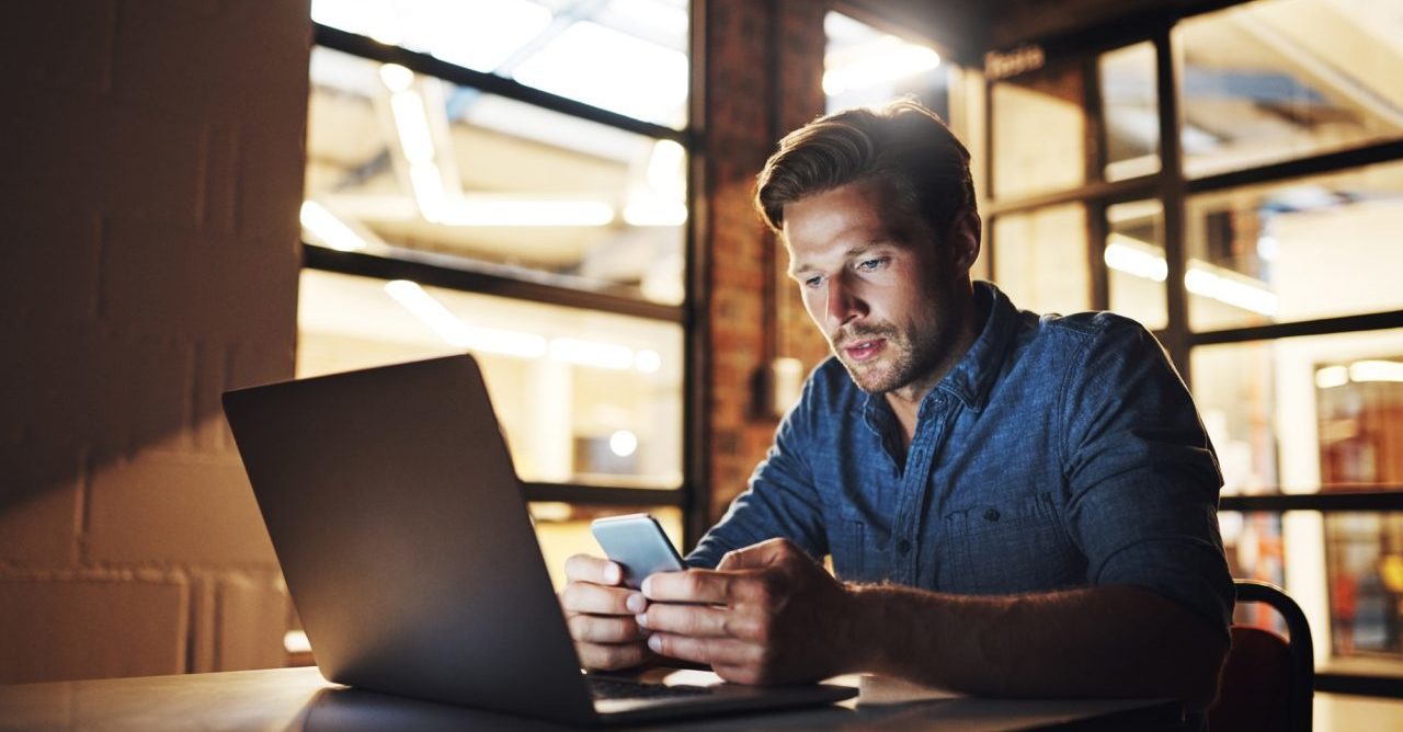 man bekijkt aanvraag op mobiel