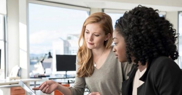 Twee vrouwen zijn in overleg